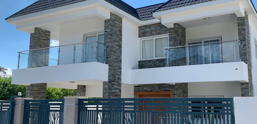 CASA EN GURABO RES. ANTOLIN DE DOS NIVELES